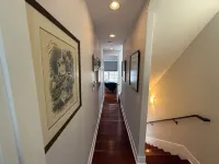 Capitol Hill Townhouse, Roof Deck + Private Parking, Walk to H St - บังกะโล
