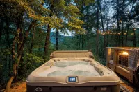 Luxury Cabin- Hot Tub, Mtn Views from Every Window, Mins to Clayton