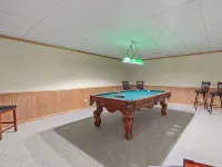 River's Edge Oasis, private dock, 2 kitchens, pool table, dog friendly! Hotels in Post Falls