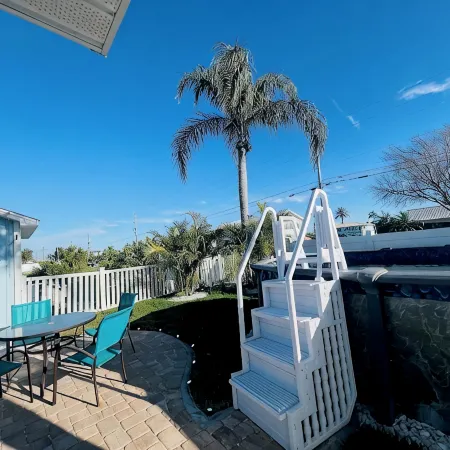 Charming Ocean Front 3-bedroom and 4 Bath  with WiFi and AC in Hernando Beach