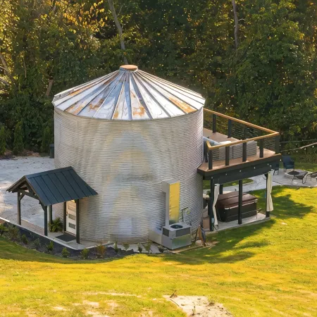 Restored Grain Bin with Hot Tub, King Bed, Vending Machine. Dog-Friendly!