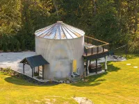 Restored Grain Bin with Hot Tub, King Bed, Vending Machine. Dog-Friendly!