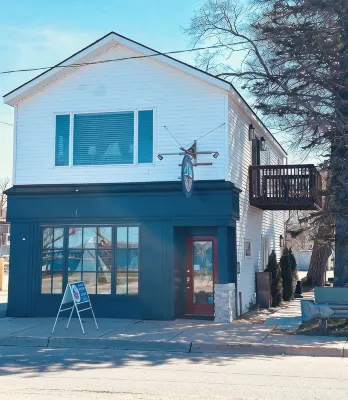 Downtown Boyne City charmer with stunning Lake Charlevoix and Boyne River views. - 무료 와이파이