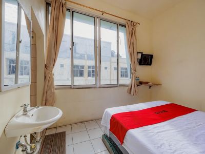 RedDoorz Near Soekarno Hatta Airport 3