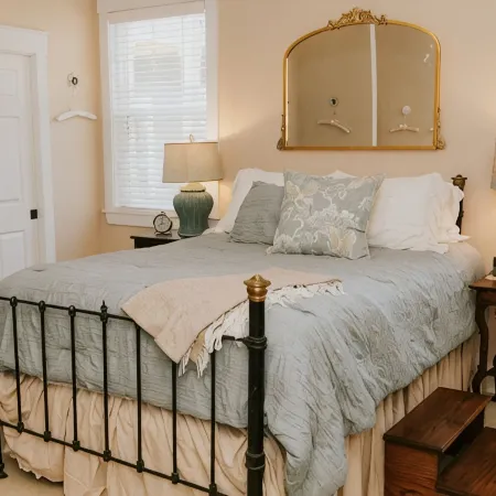 Farm stay with gorgeous view! Come stay at the Bird House on Nutbird Hill Farm.
