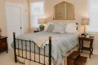 Farm stay with gorgeous view! Come stay at the Bird House on Nutbird Hill Farm. - Boutique