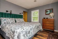 Beautiful lake front cottage, deep water lot with covered dock and amenities. - 4-Star