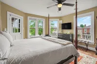 Gettysburg Home sleeps 10 with parking and Game Room.  Just off the square. - บังกะโล