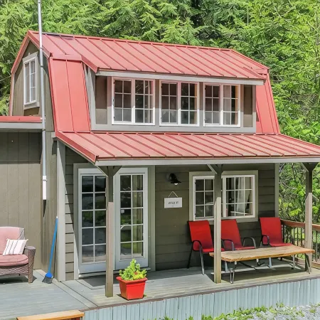 Tiny Cabin B, Steps from Mt. Rainier Nat Park W/ firepit close to river & trails