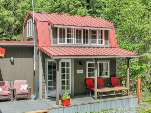 Tiny Cabin B, Steps from Mt. Rainier Nat Park W/ firepit close to river & trails - Alppimaja
