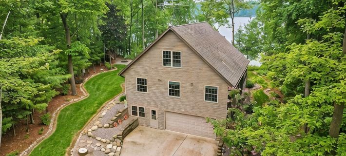 Private beach house in charming Pound on a clear, sandy full rec lake Hotels in Marinette County