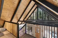 Luxury A-Frame w/ New Hot Tub! 15 Mins to Stevens Pass - Misty Mt. Haus - Tiny houses