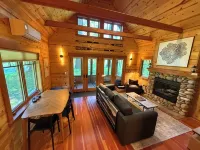 Charming Waterfront Cabin in McKenzie Bridge with WiFi, AC