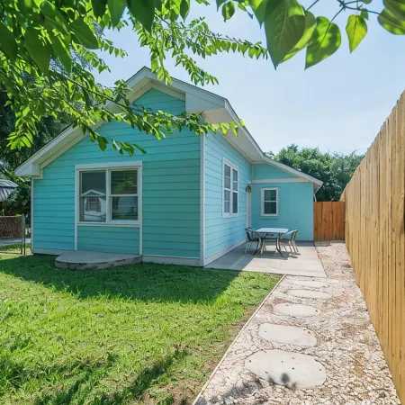 Sleeps 10  peaceful bungalow in Pawleys Island just minutes from the BEACH!