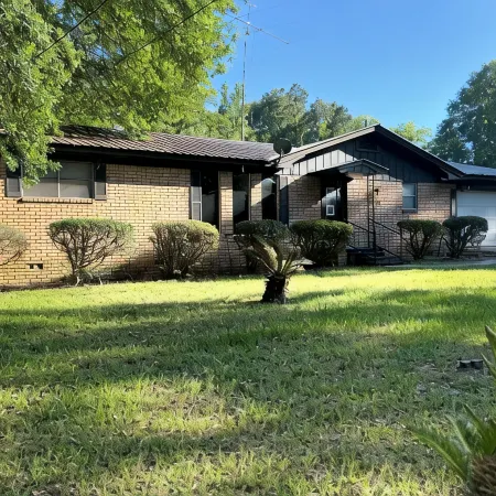 The Fountain Collective Charming 3-bedroom house with AC, WiFi in Center