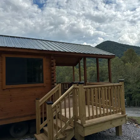 Cozy 1 bedroom cabin in charming Hiawassee with WiFi, AC & HeatAdults only.