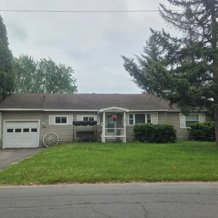 Charming 3-bedroom ranch style in a quiet school zone, with WiFi