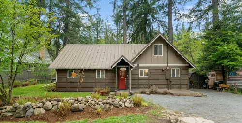 Riverfront Luxury Cabin-Hot Tub-EV-Deluxe Kitchen-WiFi