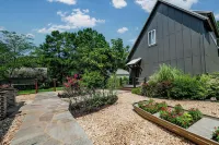 Sleeps 12, Kayaks, Private Dock, Large Yard + More - 4-Star