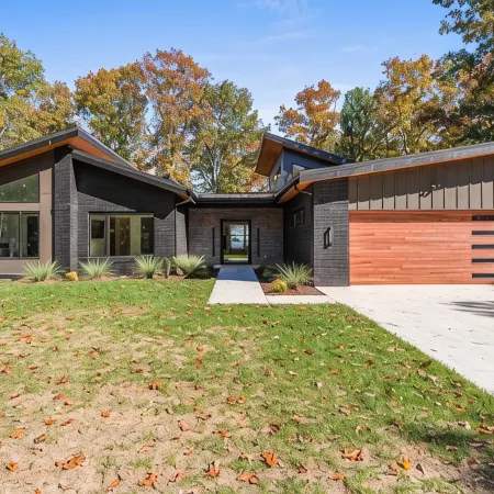 Secluded, modern, spectacular views, hot tub on 18 acres. Firepit,games & more!