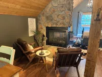 Luxury Suite on 7 Acres of Woods! Fireplace, Whirlpool!
