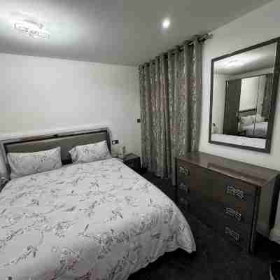 3 Bedroom Flat, Balconies, 2 Bathrooms, Living area & Free Parking near Heathrow Rooms