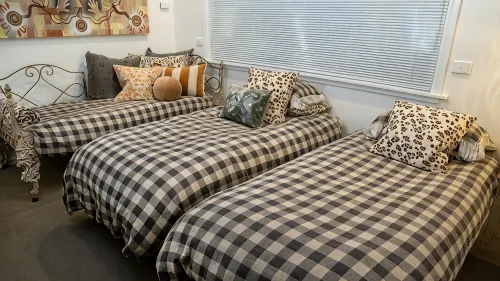 Tree Tops Apt @ Dreamers features log fire, mountain + pool views thru tree tops - Apartments