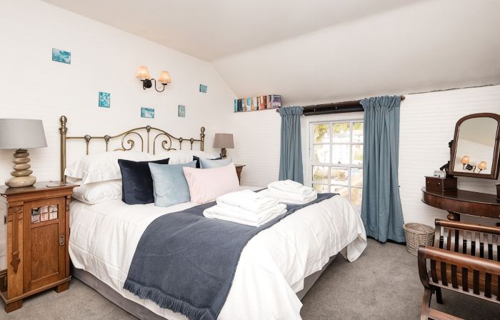 Stunning house right by the sea, spectacular far reaching sea views in Polperro