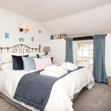 Stunning house right by the sea, spectacular far reaching sea views in Polperro