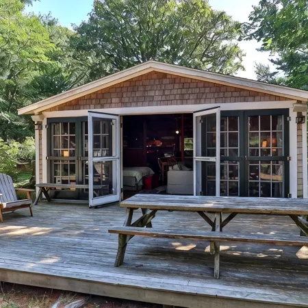 1940s Cottage Stunner Large Studio w/loft feel dog friendly Отели в г. Истам
