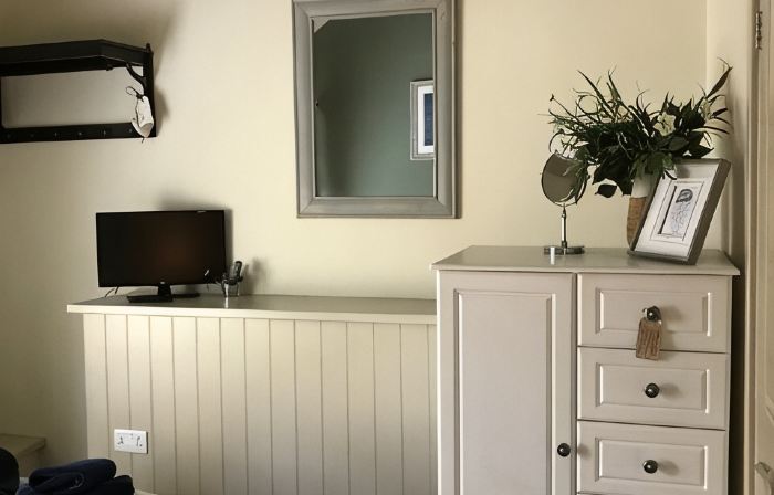 Two Bedroom Loft Apartment Overlooking St Fimbarrus Church & Its Grounds