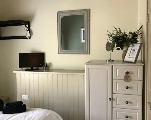 Two Bedroom Loft Apartment Overlooking St Fimbarrus Church & Its Grounds Hotels in Fowey