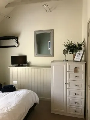 Two Bedroom Loft Apartment Overlooking St Fimbarrus Church & Its Grounds