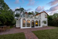 Marsh front villa on an acre. Private Dock + hot tub, steps from the beach