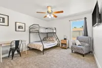 Stunning Gilbert Home w/ Heated Pool and Hot Tub - 露台