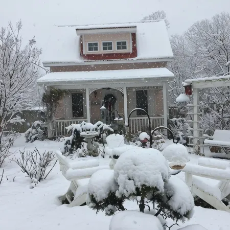 walkable to downtown, lake tomahawk, swimming pool, tennis courts, golf course