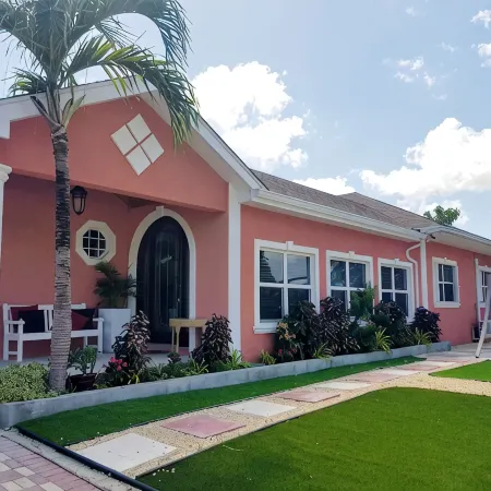 Relaxing, tastefully decorated one-bedroom unit with all modern facilities
