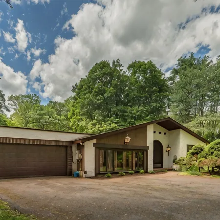 Heated Saltwater Pool • 4 Min to Woodstock • Private Deck & Fire Pit
