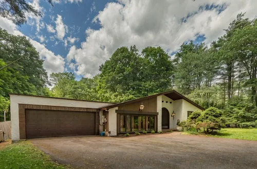 Heated Saltwater Pool • 4 Min to Woodstock • Private Deck & Fire Pit