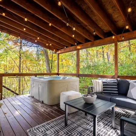 Resort Retreat: Sauna, Hot Tub, Pool table + more!