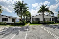 Gorgeous spacious  2bd 2bath sleeps 6 private yard, parking, gas grill, dogs ok - 2-Star