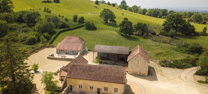 Luxury 2-Bed Cotswolds Barn with Private Hot Tub | Sleeps 4 โรงแรมในกลอสเตอร์