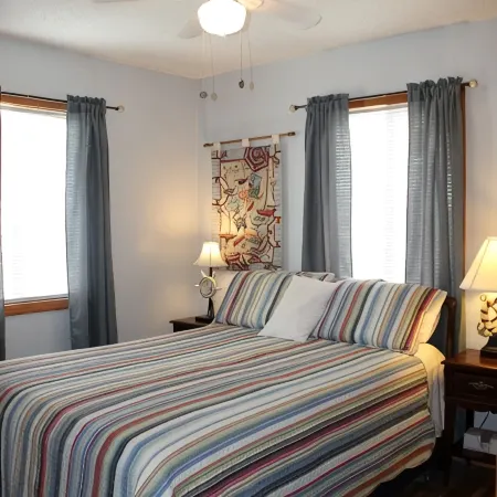 Comfortable OBX Beach Box Cottage ~ Ocean views, 2 min walk to the beach!