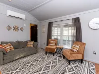 Cozy Cabin on the Creek with WiFi and AC in Delightful Belton 벨톤 호텔