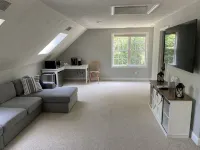 Cape Cod Loft - Near Beaches & Canal Ξενοδοχεία στην πόλη Bourne