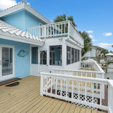 3 Bedroom Waterfront home with Pool and boat dock