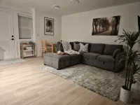 Cozy NEW basement suite located in beautiful Silver Valley, Maple Ridge 메이플리지 호텔