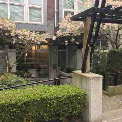 Trendy Capitol Hill, gorgeous modern loft. Private host. Hotel Exterior