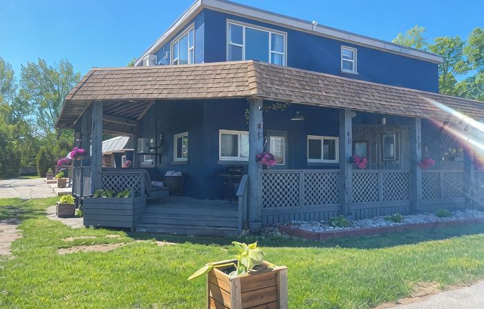 Cozy Bayfield Retreat • Pool & Hot Tub • 15min to Grand Bend • Lake Huron Nearby