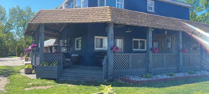 Cozy Bayfield Retreat • Pool & Hot Tub • 15min to Grand Bend • Lake Huron Nearby Hotels in Huron County